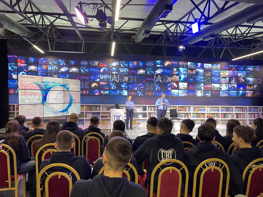 Ligjëratë ndërgjegjësuese nga Policia e Kosovës për nxënësit e UBT Smart Schools