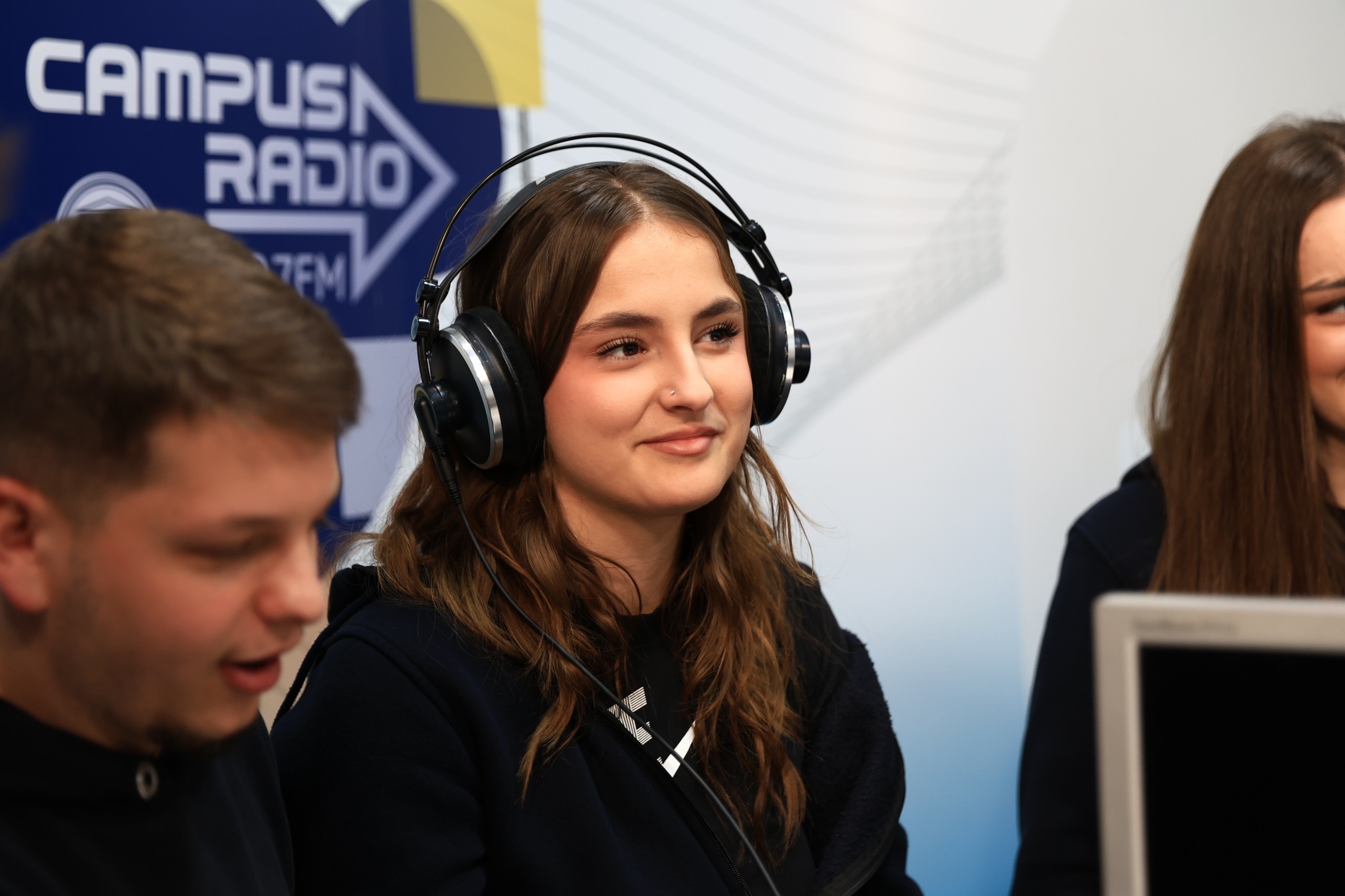 Nxënësit e UBT International Smart Schools vizitojnë ekipin e medias dhe marketingut në UBT