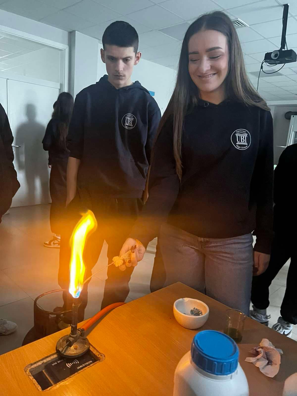 Nxënësit eksplorojnë elementet e sistemit periodik me metodën e flakës