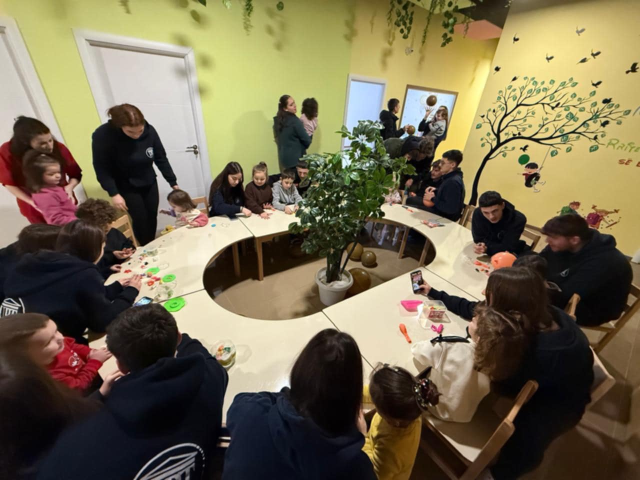 Bashkëpunim kreativ mes UBT International Smart Schools dhe studentëve të UBT-së në kopshtin “Borëbardha”