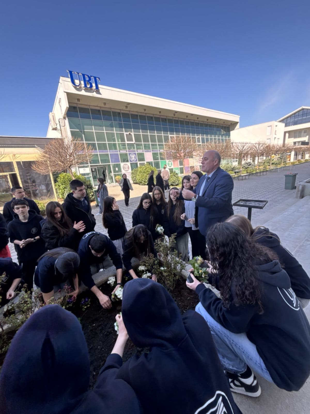 Dita e Pranverës shënohet me aktivitet ekologjik në UBT International Smart Schools
