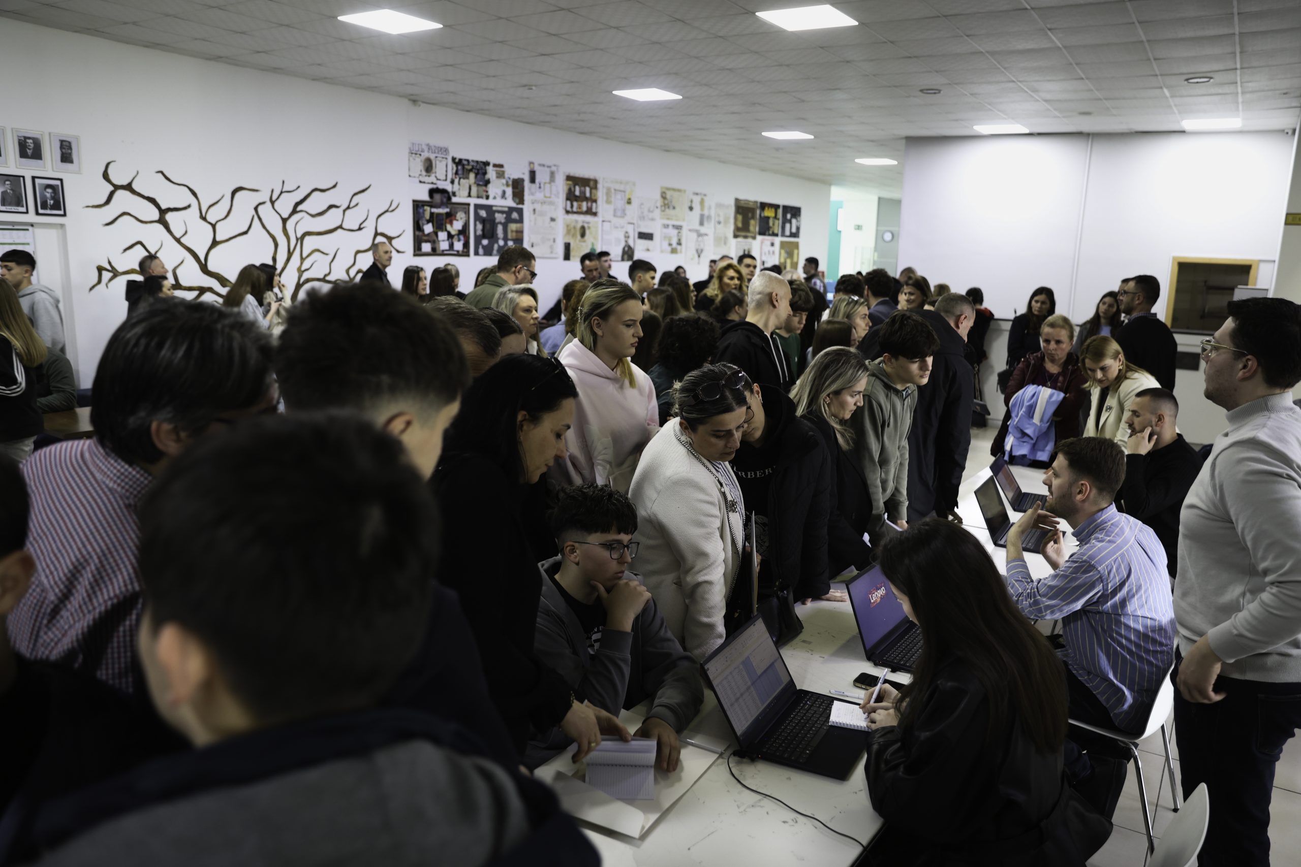 Interesim i madh për Open Day në UBT International Smart Schools: Qindra nxënës dhe prindër vizitojnë kampusin