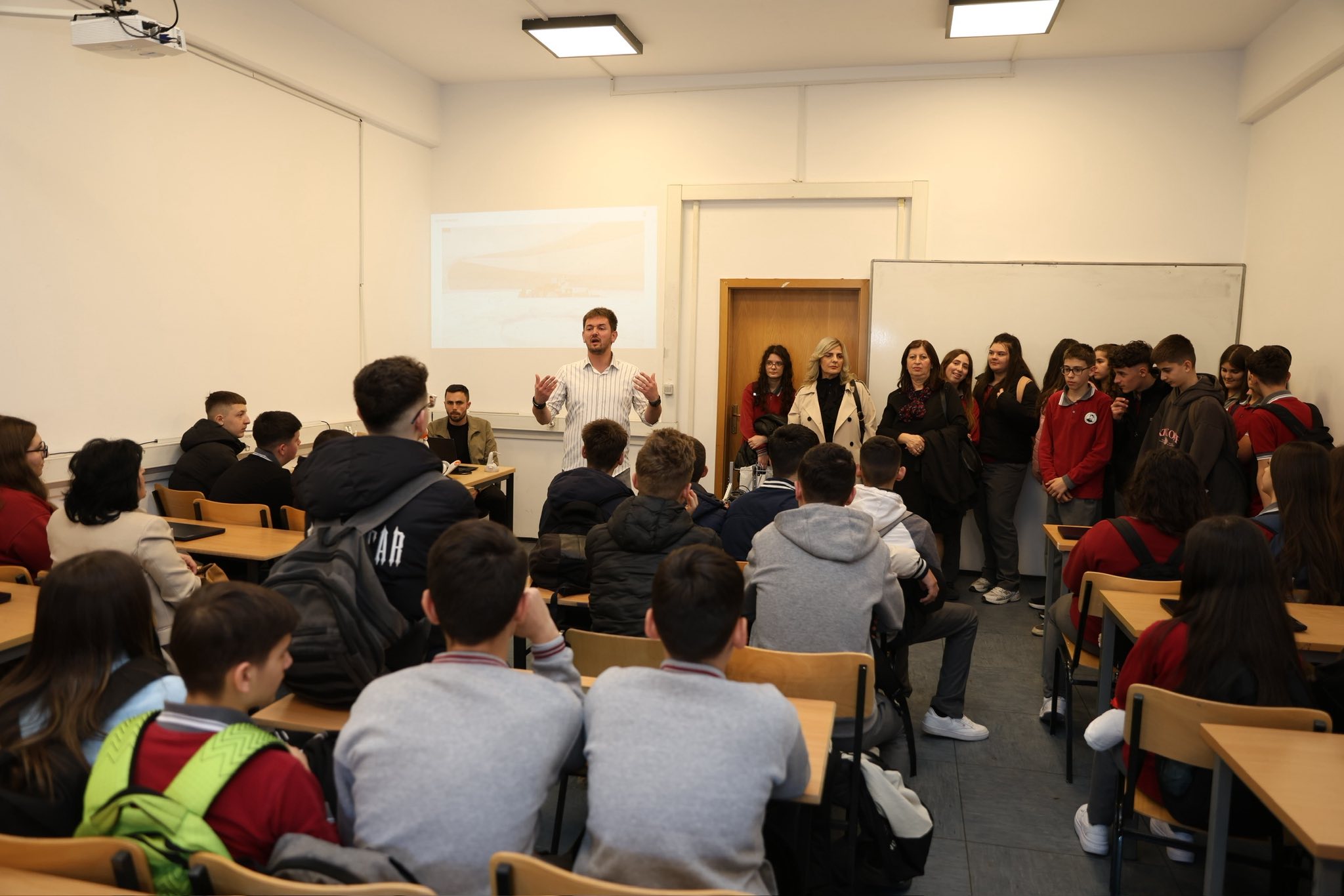 Nxënës të shumtë vizitojnë Gjimnazin TIK në Prizren gjatë aktivitetit Open Day
