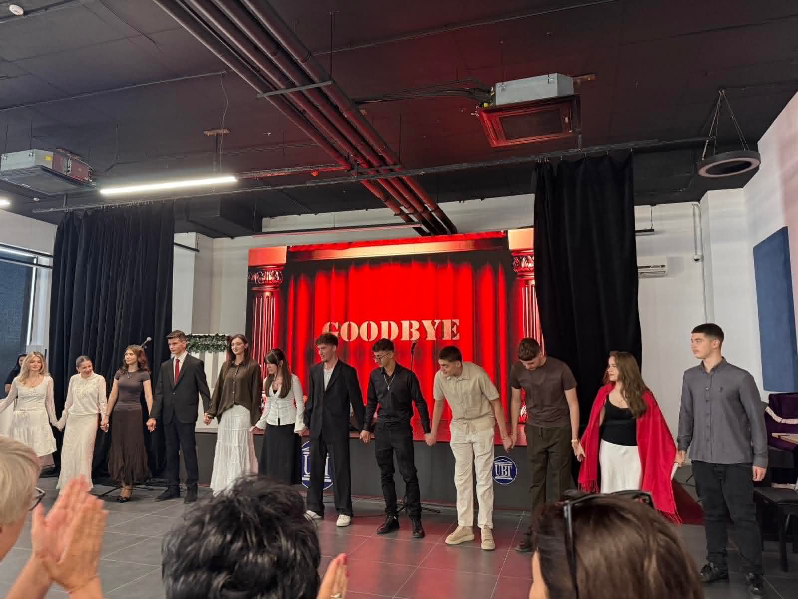 Nxënësit e UBT International Smart Schools sjellin në skenë shfaqjen “Romeo and Juliet”
